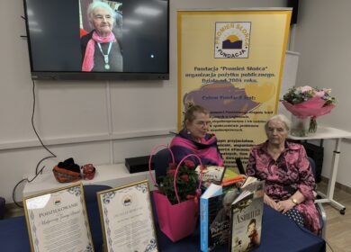 Profesor Joanna Papuzińską w Legionowie. Spotkanie autorskie w fundacji “Promień Słońca” „Na słowa nie potrzeba ani półki, ani szafki”