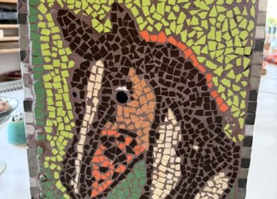 Mozaika „Koń Mustang” Filipa- wdzięczność wyrażona poprzez sztukę.  Warsztaty „Artystyczne Lato 2026”
